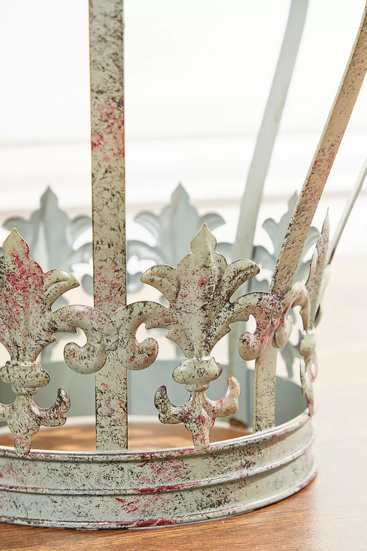 Decorator's Warehouse 16" Spiral Top Crown