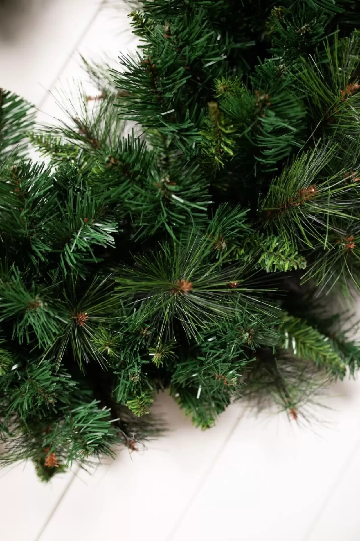 Decorator's Warehouse 36” Deluxe Belgium Wreath