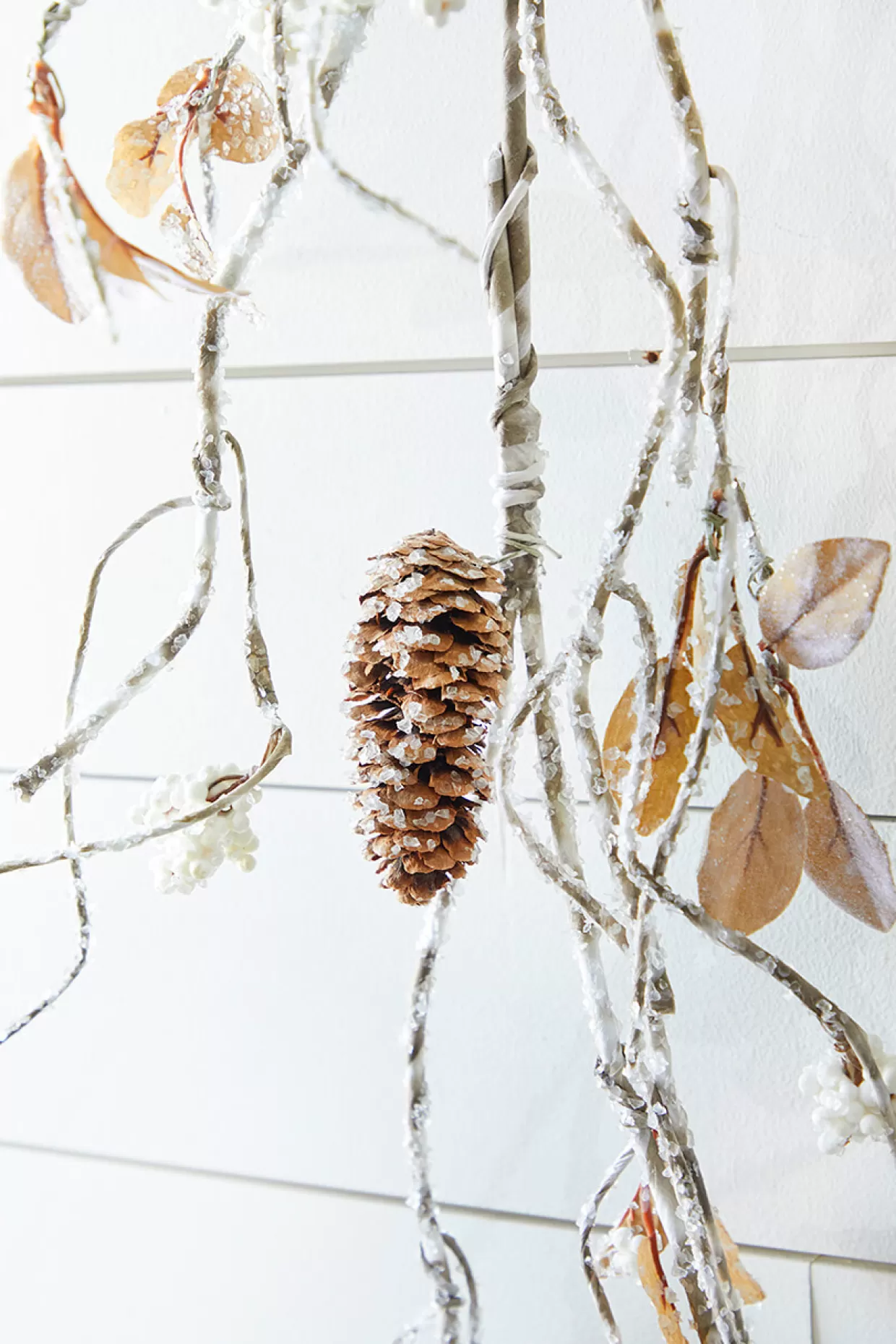 Decorator's Warehouse 48" Snow W/Glitter Winter Chalet Garland - Natural/Frost