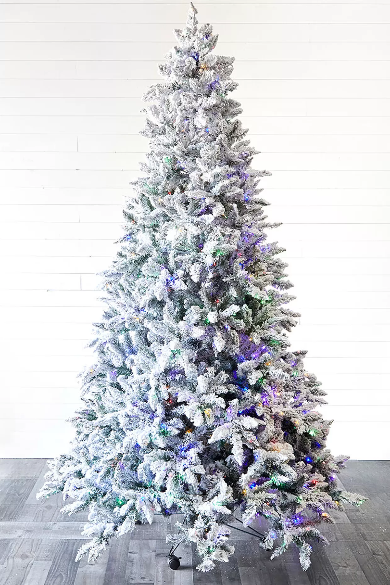 Decorator's Warehouse 9' Flocked Aleutian Artificial Christmas Tree With 950 Color-Changing Lights