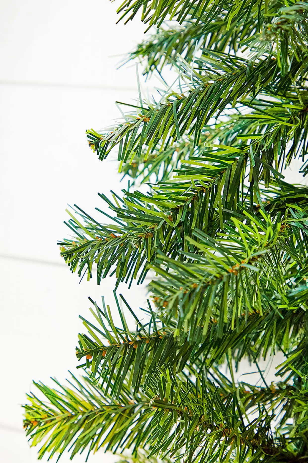 Decorator's Warehouse 9' X 10" Norway Pine Garland 200T